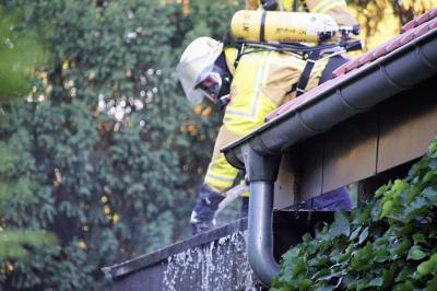 Nuertingen: Pkw-Brand greift auf Carport ueber und sorgt fuer Feuerwehreinsatz
